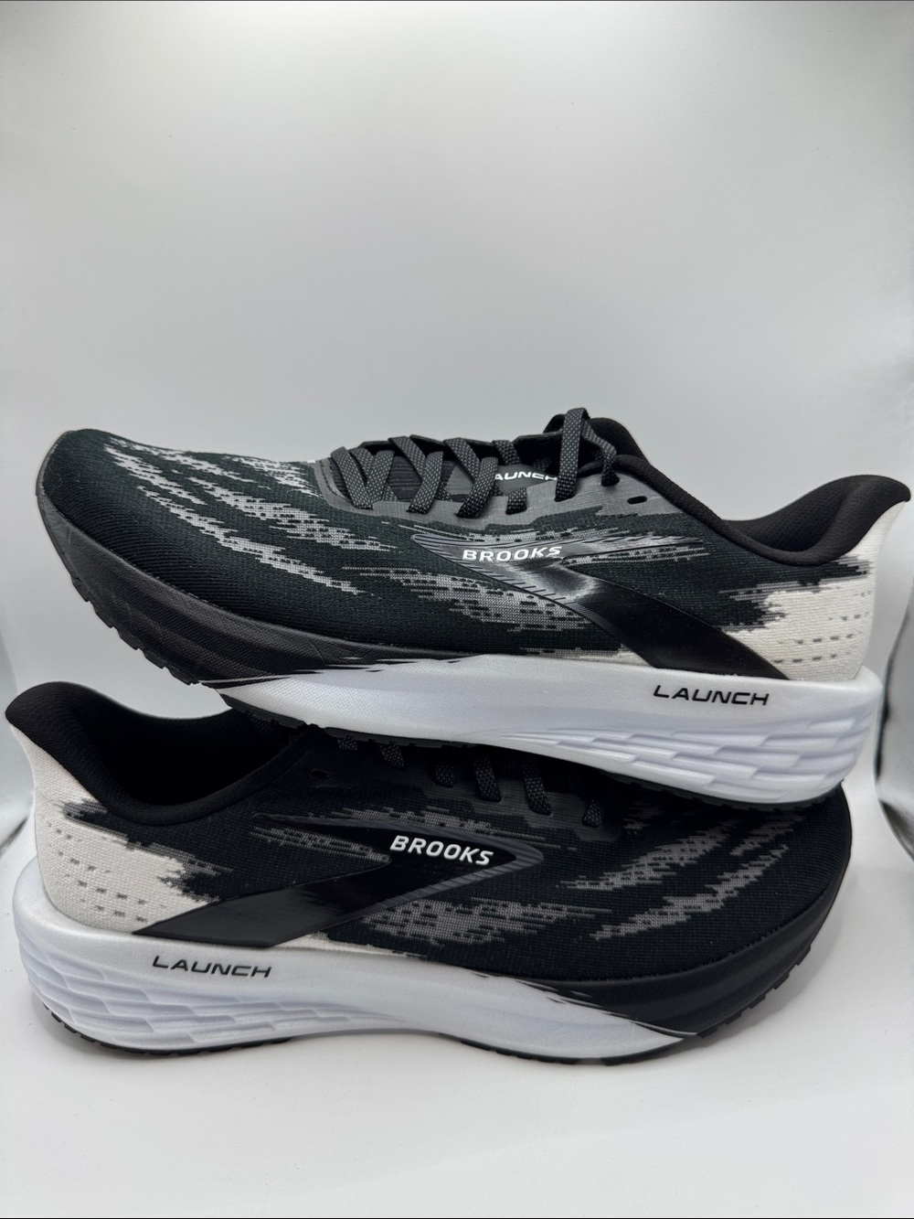 Brooks Launch 11 Running Shoe - Black & White - Picture 2 of 7